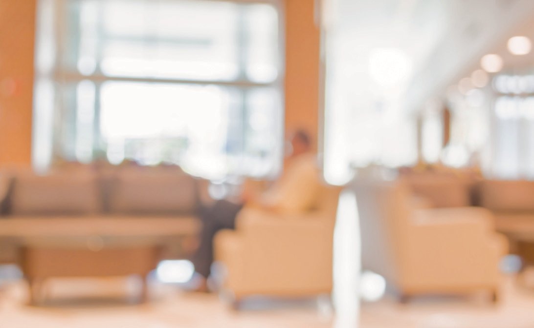 Sala de estar elegante e luminosa da residência sénior em Sintra, com sofás confortáveis e amplas janelas